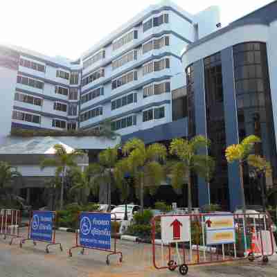 โรงแรมชลอินเตอร์ Hotel Exterior