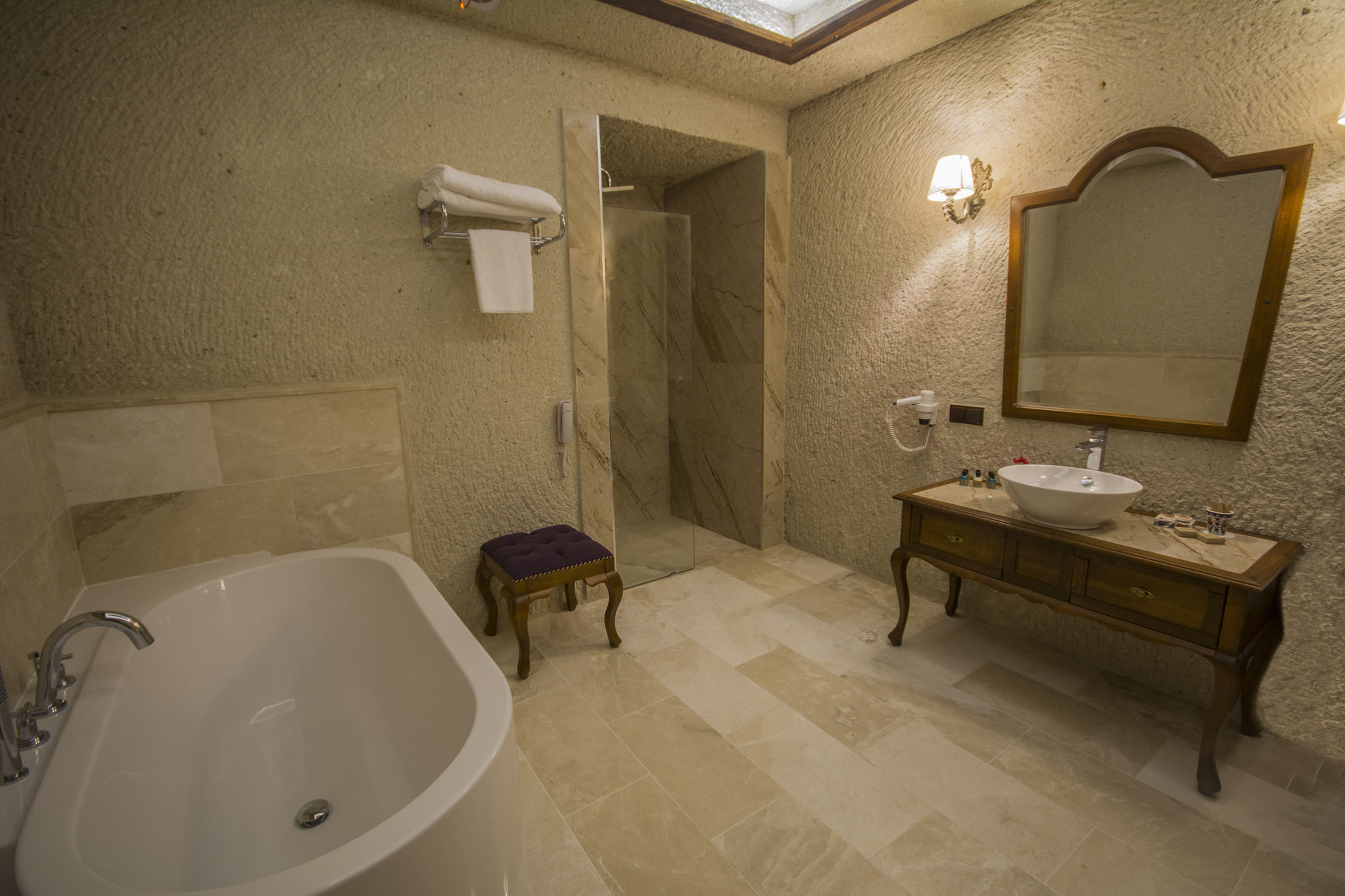 Artemis Cave Suites