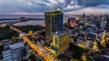 Arthama Hotels Makassar Отели рядом с достопримечательностью «Wisma Pattimura»