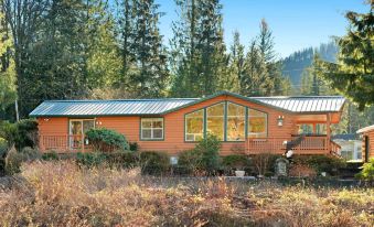 Prospector's Bend - Two Bedroom Home with Hot Tub