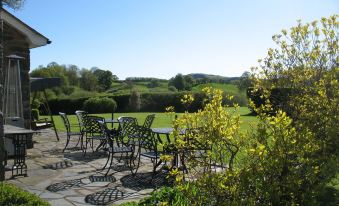 Gwaenynog Farmhouse - Housity