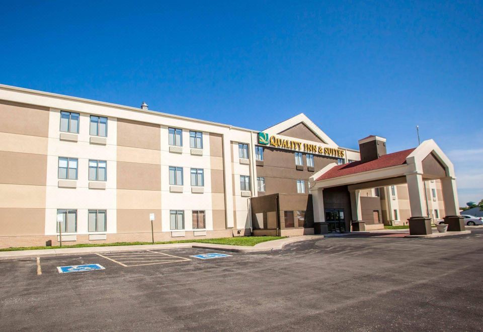Hampton Inn Kansas City-Lee's Summit-Lee's Summit Updated 2023 Room  Price-Reviews & Deals 