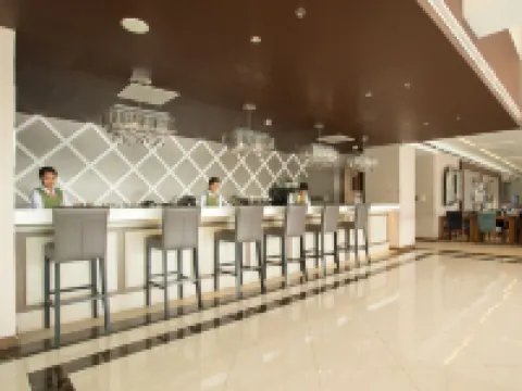 รอยซ์ โฮเทลแอนด์คาสิโน โรงแรมในมาบาลากัต