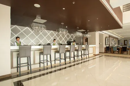 Royce Hotel & Casino Отели рядом с достопримечательностью «Диносаерс Айленд»