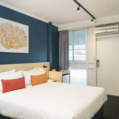 Nightcap at Edge Hill Tavern Hotels near Silky Oak Court Park