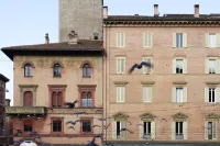 Casa Isolani, Piazza Maggiore
