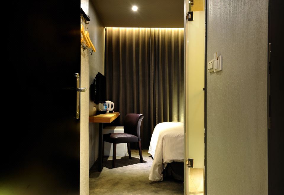 포워드 스위트 II의 모던하고 깔끔한 침실 이미지