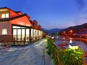 Muju la Vieen Rose Pension