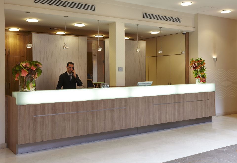 Citadines Saint-Germain-Des-Prés Paris의 외관과 센강