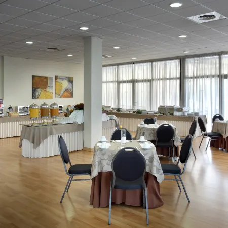 Exe Sevilla Palmera Отели рядом с достопримечательностью «Сюр»