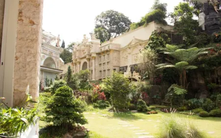 Grand Paradise Hotel Lembang Отели рядом с достопримечательностью «Cimahi Waterfall»