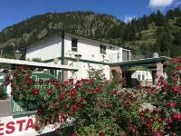 Chase Country Inn Hotels in Sun Peaks