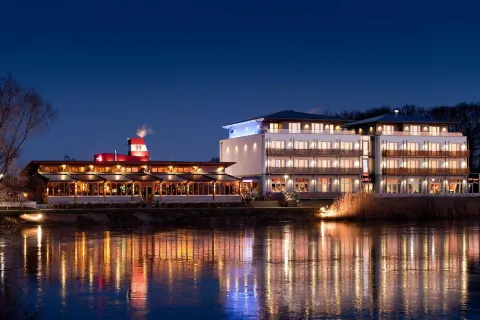 Riverside Hotel