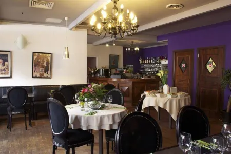 Hôtel Napoléon Отели рядом с достопримечательностью «Трофей Августа»