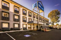 Ibis Budget Campbelltown Hotels near Western Sydney University Campbelltown Campus