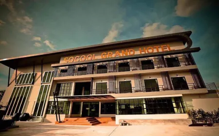 Socool Grand Hotel Отели рядом с достопримечательностью «Wat Klang Nang Rong»