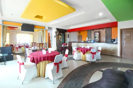 Hotel Denpasar Makassar Отели рядом с достопримечательностью «Harian Kompas»