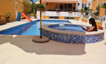 Central Villa Flatlet with Pool - Free Parking and WiFi
