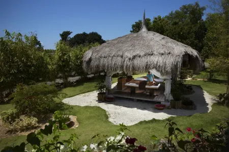 Bluewater Panglao Resort Отели рядом с достопримечательностью «Best Sunset Hermit Beach»