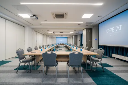 Фрегат Петрозаводск Отели рядом с достопримечательностью «Памятник Петру I»