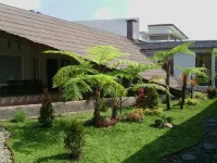 Rumah Kebun Lulu Villa Hotels in Wonosalam