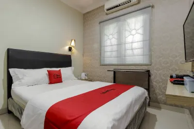RedDoorz Plus Near Lippo Cikarang Mall Hotels in Cibatu