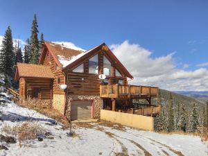 Stunning Mountain Getaway! Sleeps 10!