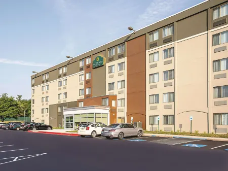La Quinta Inn & Suites by Wyndham Baltimore N / White Marsh