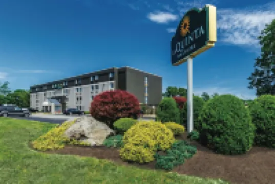 La Quinta Inn & Suites by Wyndham Warwick Providence Airport