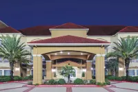 La Quinta Inn & Suites by Wyndham Bay City - parking