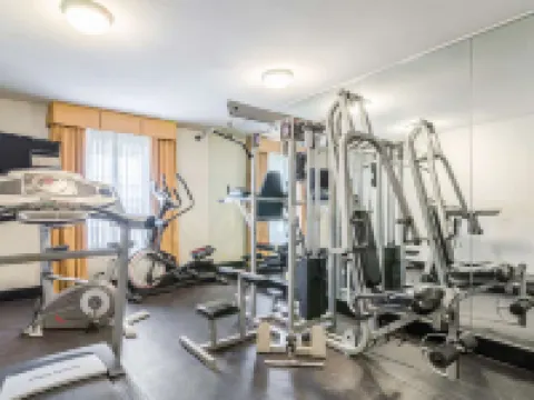 La Quinta Inn & Suites by Wyndham Kansas City Airport Hotels in Kansas City