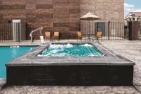 La Quinta Inn & Suites by Wyndham Dallas Grand Prairie North - Parkplatz
