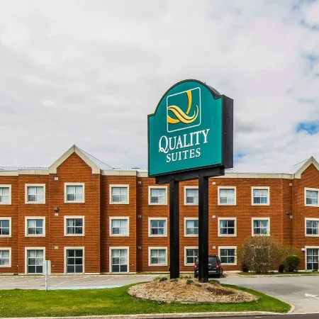 Quality Suites Отели рядом с достопримечательностью «Ле-Ривьер»