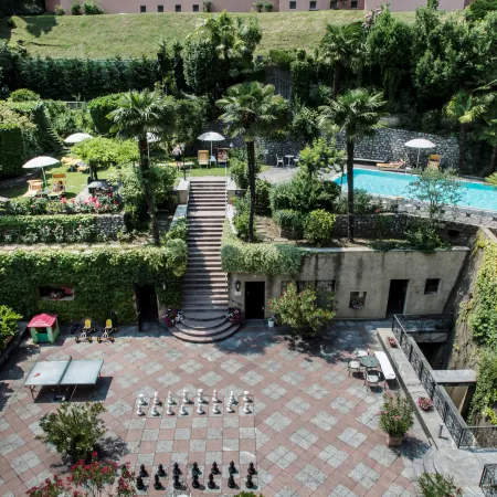 International au Lac Historic Lakeside Hotel