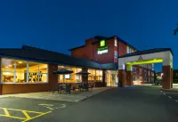 Holiday Inn Express BURTON UPON TRENT by IHG - parkir
