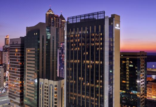 서던 선 호텔의 야외 수영장 모습