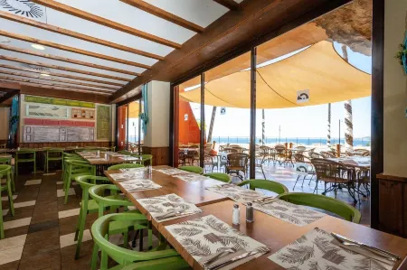 Holiday World Resort Отели рядом с достопримечательностью «Памятник Коломаресу»