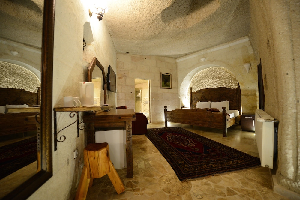 Roma Cave Suite