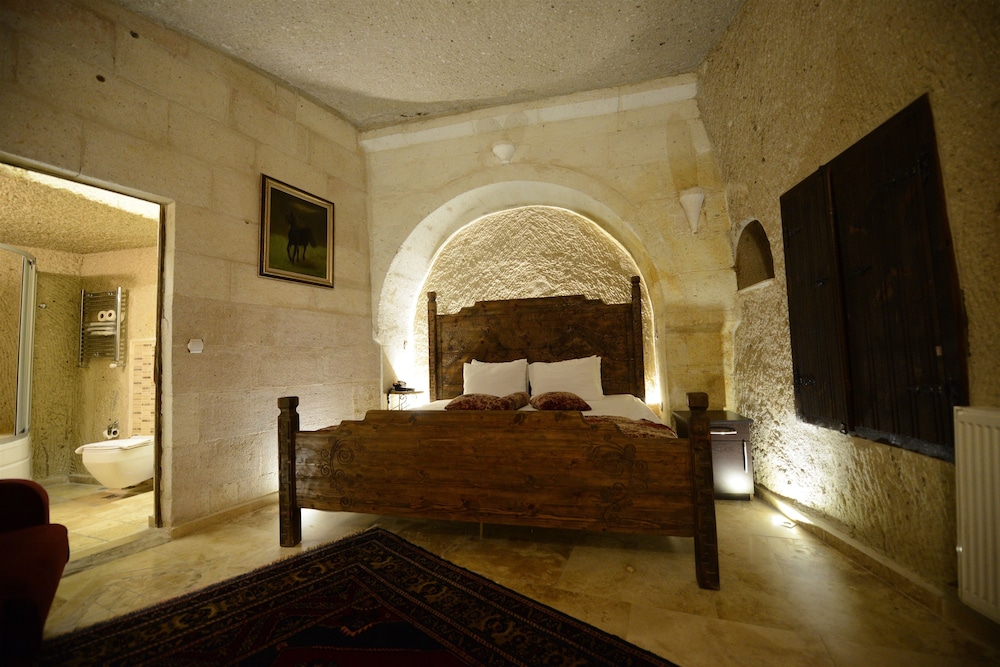 Roma Cave Suite