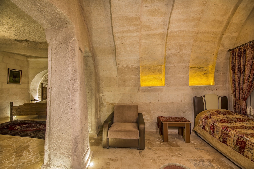 Roma Cave Suite