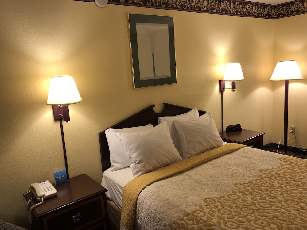 Days Inn & Suites by Wyndham Youngstown / Girard Ohio