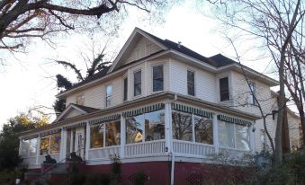Niagara Tour Company B&B - Housity