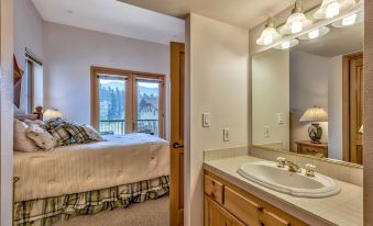 Luxury 2Br + Loft, Lodge at Kirkwood Unbeatable Location 2 Bedroom Condo by RedAwning