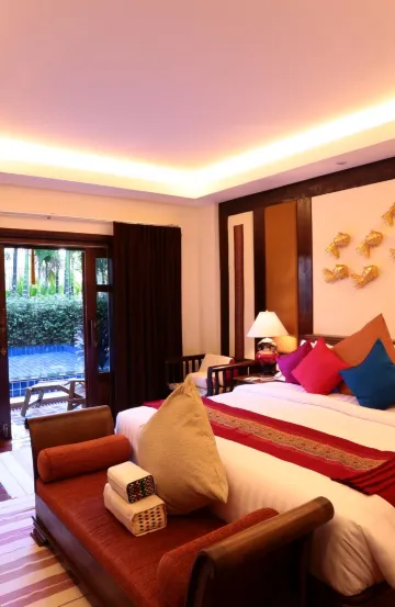 ห้องดีลักซ์ เตียงใหญ่ พร้อมทางลงสระว่ายน้ำ