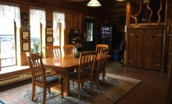 Summit River Lodge & Campsites