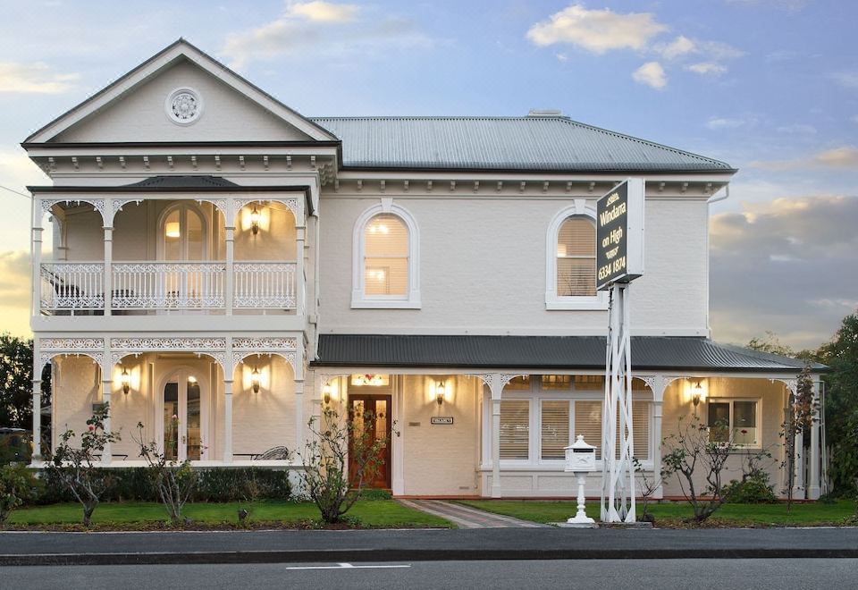 "a large white house with a balcony and the name "" villa keniken "" on it is shown" at Windarra on High