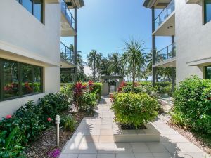 Belle Escapes Ground Floor Beachfront Apartment 15 Minutes from Cairns City