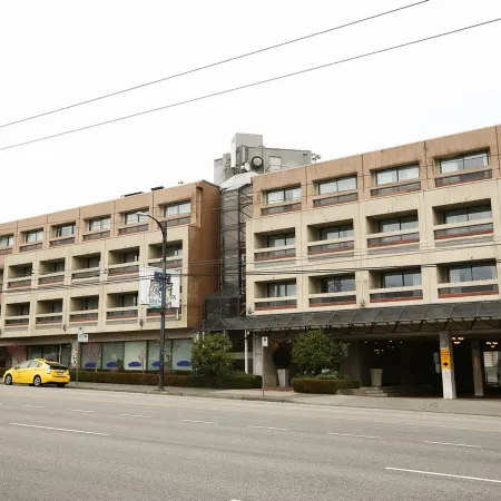 Atrium Hotel Vancouver Отели рядом с достопримечательностью «Спортивный комплекс «Пасифик-Колизиум»»