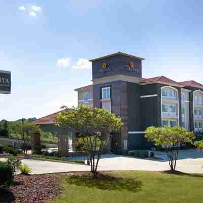 La Quinta Inn & Suites by Wyndham Tupelo Hotel Exterior