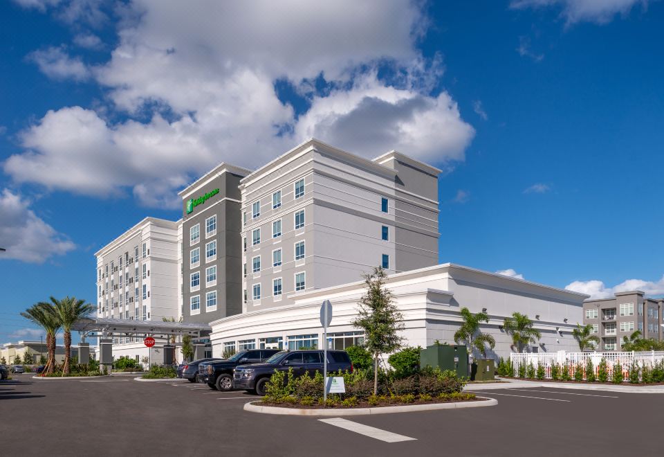 Holiday Inn & Suites Orlando - International Drive South, an IHG Hotel